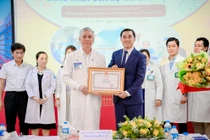 Tặng bằng khen êkíp thông tim bào thai cho sản phụ Singapore