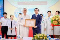 Tặng bằng khen êkíp thông tim bào thai cho sản phụ Singapore