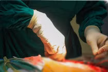 Tiêm thuốc thần y chữa đau lưng bị nhiễm trùng tụ mủ nặng