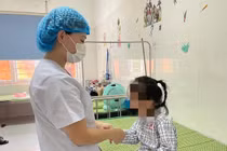 Nghỉ hè chơi một mình, trẻ 5 tuổi hóc đồng xu vào thực quản