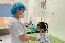 Nghỉ hè chơi một mình, trẻ 5 tuổi hóc đồng xu vào thực quản