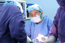 Trẻ 15 tuổi dập nát bàn tay vì pháo nổ