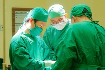 Chỉnh ngón cái lệch vẹo gây cơn đau buốt bàn chân nhiều năm cho người phụ nữ