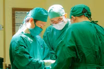 Chỉnh ngón cái lệch vẹo gây cơn đau buốt bàn chân nhiều năm cho người phụ nữ