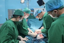 Cứu ngư dân nguy kịch, nguy cơ mất chi sau tai nạn kẹt giữa hai ghe