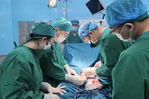 Cứu ngư dân nguy kịch, nguy cơ mất chi sau tai nạn kẹt giữa hai ghe