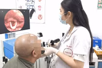 Suýt tắc đường thở vì thói quen nhai đá lạnh sau khi đi nắng