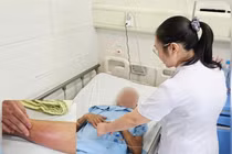 Viêm mô tế bào, nhiễm trùng huyết vì 'cấy chỉ' tại nơi không bảo đảm an toàn