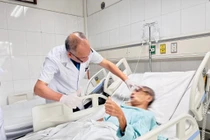 5 lần mổ giữ lại khuôn mặt vỡ nát cho người đàn ông ngã trong thang máy