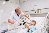 5 lần mổ giữ lại khuôn mặt vỡ nát cho người đàn ông ngã trong thang máy