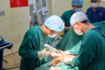 Chạy đua thời gian nối cẳng tay đứt lìa do máy cuốn cho nam công nhân