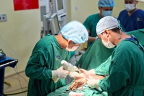 Chạy đua thời gian nối cẳng tay đứt lìa do máy cuốn cho nam công nhân