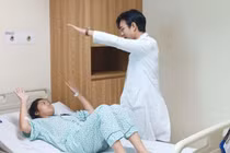 Thiếu nữ 19 tuổi đau đầu, mờ mắt vì u hầu sọ hiếm gặp