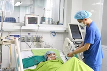 Người đàn ông 65 tuổi ngất xỉu khi làm ngoài đồng nắng