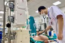 Người đàn ông sốc nhiễm khuẩn, suy hô hấp nặng vì bị gai đâm