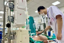 Người đàn ông sốc nhiễm khuẩn, suy hô hấp nặng vì bị gai đâm