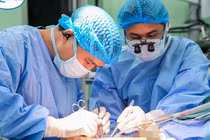 Bế trẻ chơi gần nơi sửa máy tuốt lúa, bàn tay trẻ 8 tháng bị hoại tử