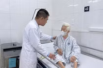 Cứu cụ bà 105 tuổi viêm túi mật hoại tử - sỏi ống mật chủ