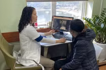 Thói quen xách lệch một bên, 'thủ phạm' gây đau vai, lệch cột sống