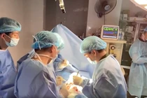 Hành trình giành giật sự sống nơi trùng khơi, ca mở ngực đầu tiên tại đảo