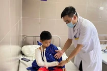 Vui chơi ngày hè, gần 50 trẻ ngã gãy lồi cầu xương cánh tay