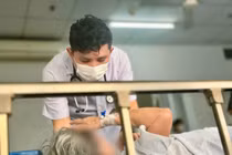 Sốt kéo dài, mê sảng không ngờ do mò đốt