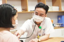 Đau mắt không ngờ cả gia đình cùng nhiễm virus Adeno