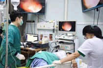 Ăn rau sống và món tái, bệnh nhân nhiễm ổ giun tóc trong đại tràng