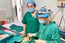 Mũi sưng nề, chảy dịch bé 4 tuổi phải mổ rò sống mũi