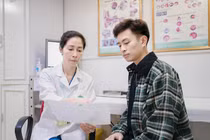 Chàng trai 26 tuổi điếc đột ngột vì đeo tai nghe chơi game hơn 5 giờ