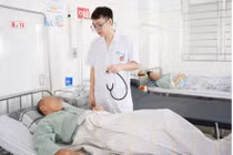 Chạy dưới trời nắng, 2 người đàn ông cô đặc máu, sốc nhiệt