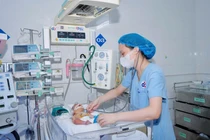 Can thiệp tim mạch tối khẩn, cứu bé sơ sinh mới chào đời 