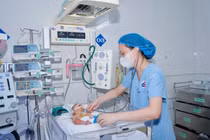 Can thiệp tim mạch tối khẩn, cứu bé sơ sinh mới chào đời 