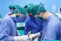 2 người thủng ruột non nguy kịch do dị vật xương nhiễm độc ổ bụng