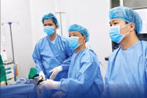 Con 4 tháng tuổi quấy khóc không ngờ lồng ruột hoại tử 