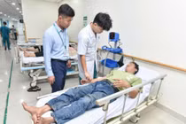 Bất ngờ tê cứng tay chân, người đàn ông 44 tuổi ngã quỵ ngay tại ghế ngồi