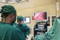 Mổ cắt gan, phổi cứu người đàn ông Campuchia bị ung thư phức tạp