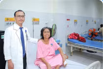 Phải cắt tử cung vì đau bụng, bí tiểu do ổ mủ tử cung nhiễm trùng huyết