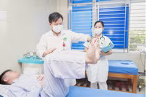 Đang khỏe mạnh trẻ 14 tuổi đột ngột mất khả năng đi do viêm đa rễ thần kinh