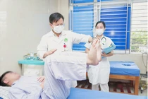 Đang khỏe mạnh trẻ 14 tuổi đột ngột mất khả năng đi do viêm đa rễ thần kinh