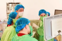 Dẫn lưu màng dịch cho thai nhi 25 tuần tuổi trong bụng mẹ