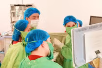 Dẫn lưu màng dịch cho thai nhi 25 tuần tuổi trong bụng mẹ