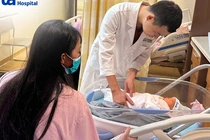 Sản phụ băng huyết, máu chảy thành tia ồ ạt trên bàn mổ