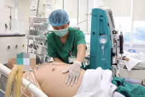 Người bệnh sốt xuất huyết tại Hà Nội hôn mê, suy hô hấp, tiên lượng nặng nề