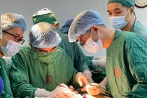 Phẫu thuật tối cấp, cứu người bệnh tụ máu ngoài màng tim do chấn thương