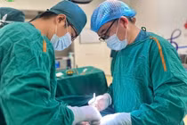 Chơi đua xe công thức trong khu du lịch, bé trai 13 tuổi vỡ tinh hoàn