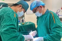 Chơi đua xe công thức trong khu du lịch, bé trai 13 tuổi vỡ tinh hoàn