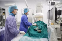 Can thiệp mạch não giờ vàng, người bệnh thoát cửa tử đột quỵ