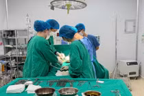 U nang buồng trứng không tái khám, cụ bà 60 tuổi mổ cấp cứu vì u khổng lồ