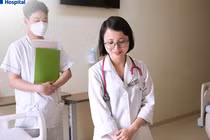 Trẻ 5 tuổi sốt cao, không ngờ nhiễm khuẩn tiết niệu biến chứng viêm màng não